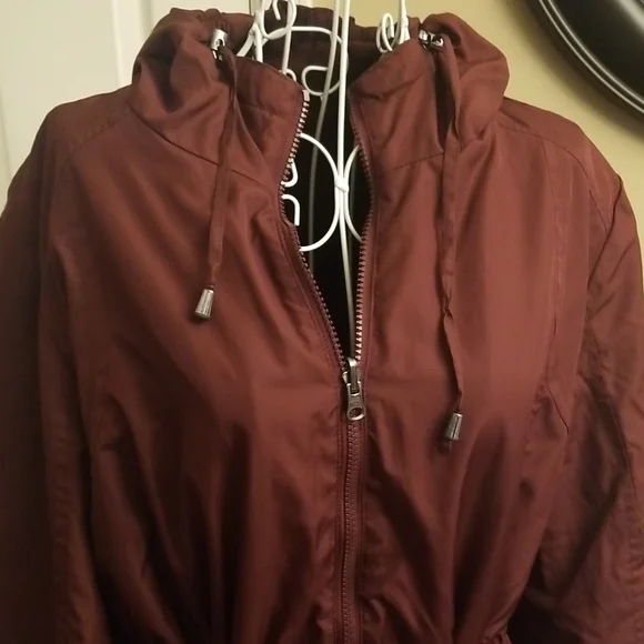 Burgundy jacket. Fits size medium - Picture 3 of 7